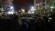 Česko polské adventní trhy na krnovském náměstí odstartovalo rozsvícení vánočního stromu a ohňostroj.