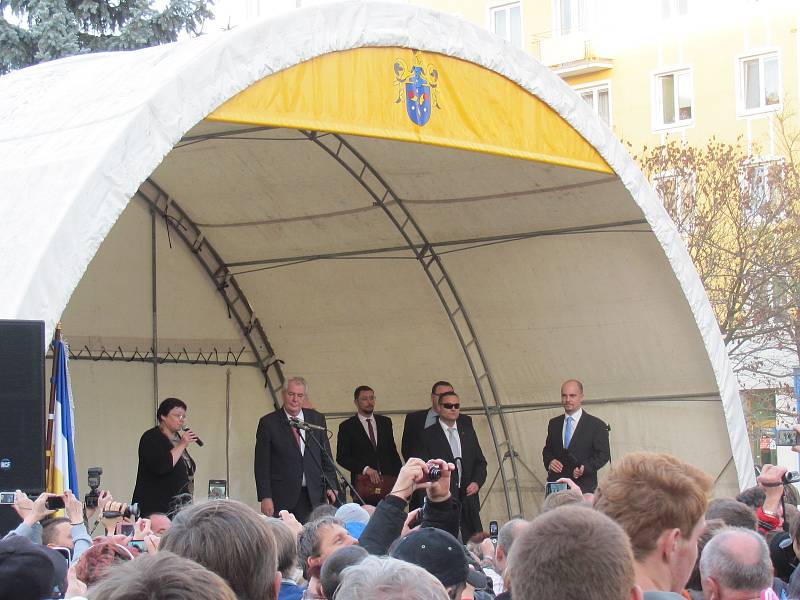 Prezident Miloš Zeman v roce 2014 navštívil Krnov. Zajímalo ho, co se stalo s jeho oblíbenou krnovskou vinárnou Morava, která před povodněmi 1997 sídlila v refektáři kláštera minoritů.