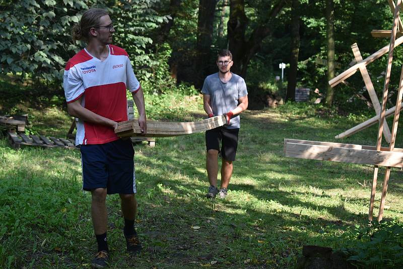 Studenti architektury v Pelhřimovech dostali hromadu prken, vruty a zadání "bezpečný úkryt".