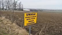 Na příjezdu do polských obcí Równe a Dobieszów řidiče informují značky, že vjíždí do zóny s ohniskem ptačí chřipky. Obě obce leží na česko - polských hranicích. Březen 2022.