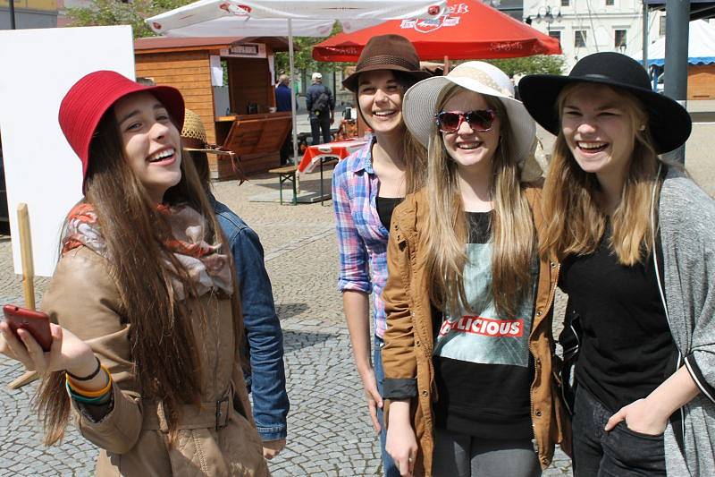 Studentům patřilo v pátek 15. května centrum Bruntálu. Zejména těm, kteří si pořídili vlastní pokrývku hlavy, protože šlo o Kloboukový majáles.