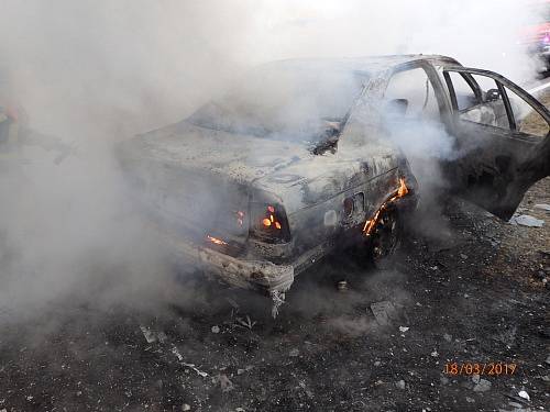 Dvě jednotky hasičů zasahovaly v sobotu dopoledne v  Třemešné-Damašku, kde začal za jízdy hořet osobní automobil BMW 520i.