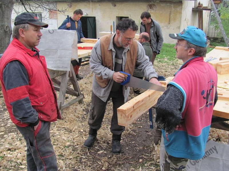 Kdysi uměl každý chalupník vyrobit libovolnou věc ze dřeva. Z úcty k tradicím venkova uspořádalo sdružení Jadernička v Dubnici workshop dávných tesařských technik, na kterém byly zakázány motorové stroje i elektrické nástroje.