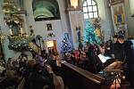 Pražské Jezulátko a zpívání koled v polském kostele v Opawici nedaleko Krnova 22. ledna 2023.