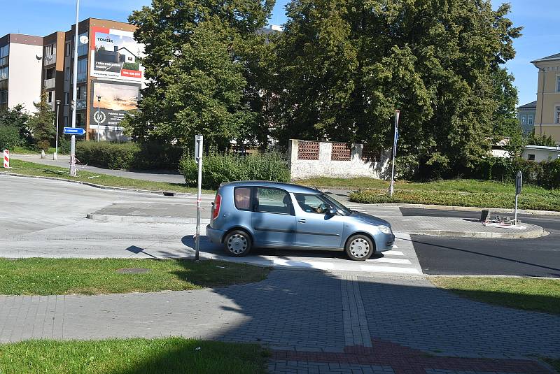 Vozovka na kruhovém objezdu je vyspádovaná a kanalizace zkontrolovaná. Může začít pršet.