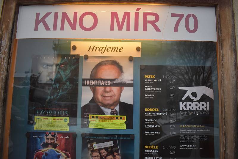KRRR! je krnovský festival archaických promítaček a oslava královského filmového formátu  70 milimetrů. Duben 2022