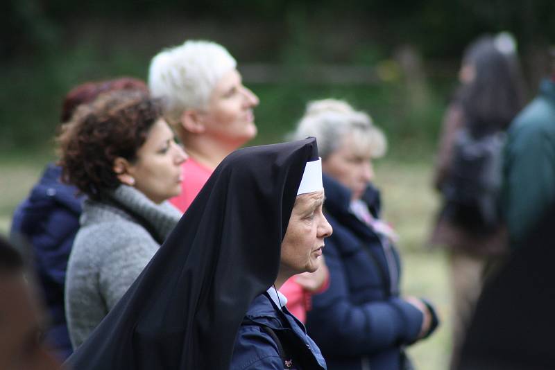 Jedním z míst, kde se sešli Poláci v rámci akce Růženec na hranicích, byl také kostel v Opawici. Na 750 registrovaných účastníků se z kostela vydalo procesím do kilometr vzdálených Lenarcic. Modlitby růžence  se odehrály na hřišti přímo naproti linhartovs