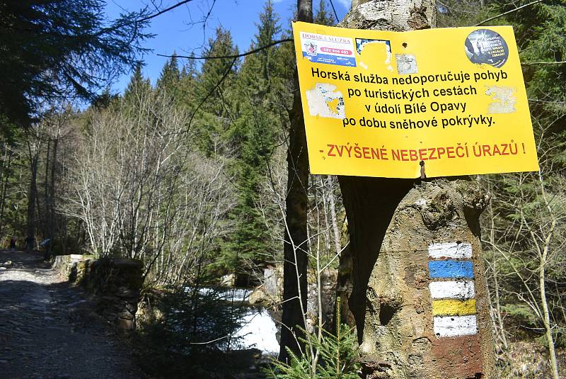 Udělejte si někdy výlet kolem náhonu, který přivádí vodu pro umělý vodopád v Karlově Studánce.