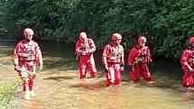 Policisté ve spolupráci s hasiči stále pátrají po ženě, která měla být na Bruntálsku při povodních spatřena ve vodním toku. Pátrání trvá od 20. června.