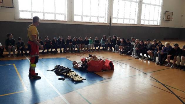Školáci v Základní škole v Andělské Hoře si prohlédli vybavení bruntálských vodních záchranářů a vyzkoušeli si poskytování první pomoci.