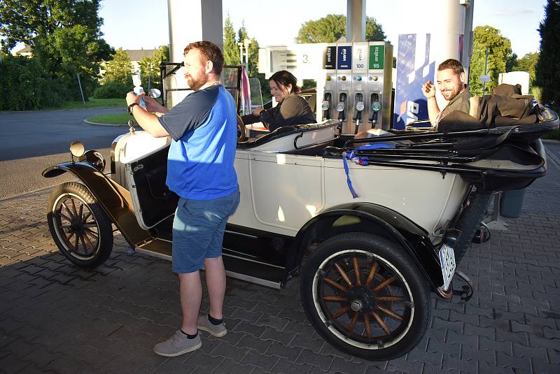 Auto poslance Michala Ratiborského na benzínce rozhodně nepřehlédnete. Je z roku 1917. O víkendu vyrazil se svým Maxwellem na Vrbenský vrch a pak se při návratu v Krnově zastavil dotakovat nádrž.