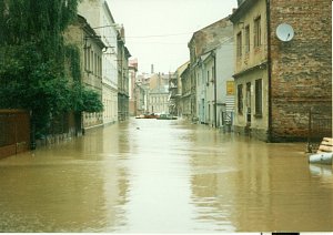 Čtvrtstoletí od ničivých povodní, jež postihly Krnov 7. července 1997, si město Krnov připomíná venkovní výstavou s názvem 25 LET POTÉ…