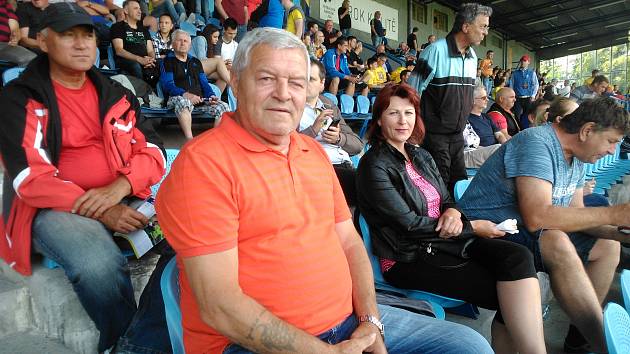 Antonín Mura na svém oblíbeném místě opavského stadionu na tribuně A.