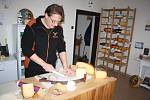 Holanďan Frans Lemstra je doma v Dětřichově nad Bystřicí. Otevřel tam obchůdek s holandskými sýry. Má otevřeno jeden den v týdnu a můžete u něj platit jen hotově.