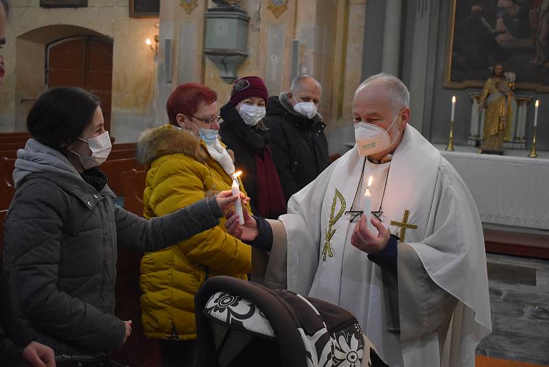 Farníci v Holčovicích přijali svátost pomazání nemocných. Dříve se jí říkalo poslední pomazání. Následovalo svěcení svíček hromniček.