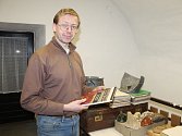 Historik Muzea v Bruntále Igor Hornišer se svou knihou Sousedství na hranici. Věnuje se v ní historii Bruntálska v letech 1938 až 1946.