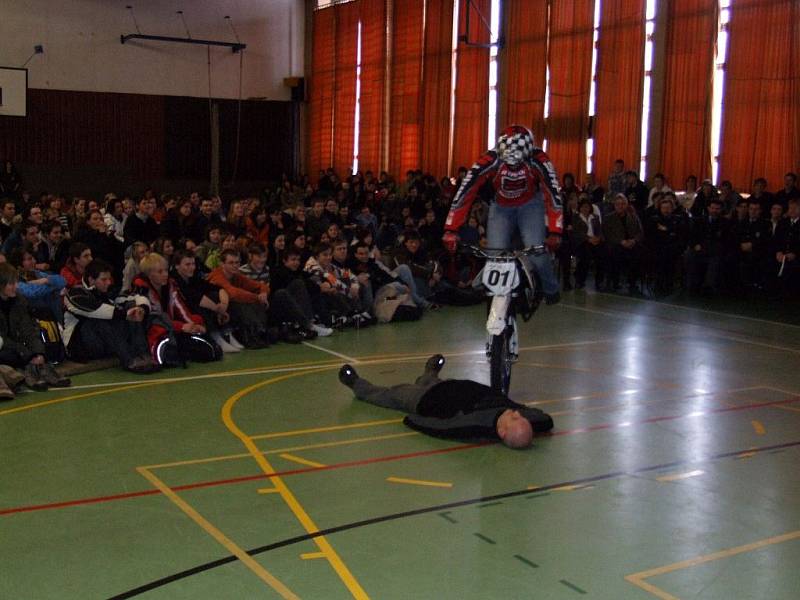 Nepřeskočen zůstal ležící moderátor Standa Berkovec. Kaskadér Mirek Lisý se několikrát rozjel na své extračíslo, ale vždy v poslední chvíli před Berkovcem zabrzdil nebo uhnul. Rozjezdová dráha v tělocvičně byla příliš krátká.