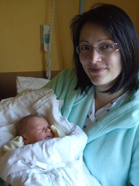 ADÉLKA ONDRÁŠKOVÁ, narozena 24.3.2009, váha 2,92 kg, míra 48 cm, Bruntál, maminka Pavlína Ondrášková, tatínek Jiří Ondrášek.