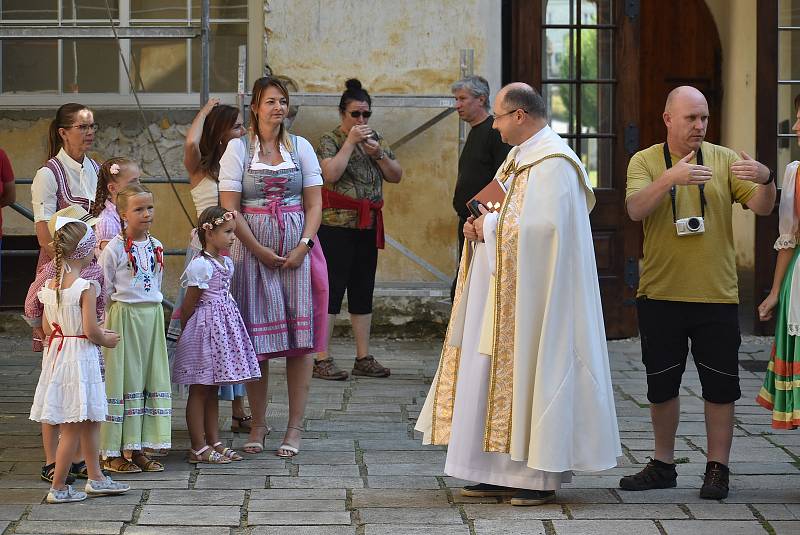 Slezské Rudoltice 14. 8. 2021. Po dožínkové modlitbě v zámecké kapli následovala zábava v zámeckém parku.