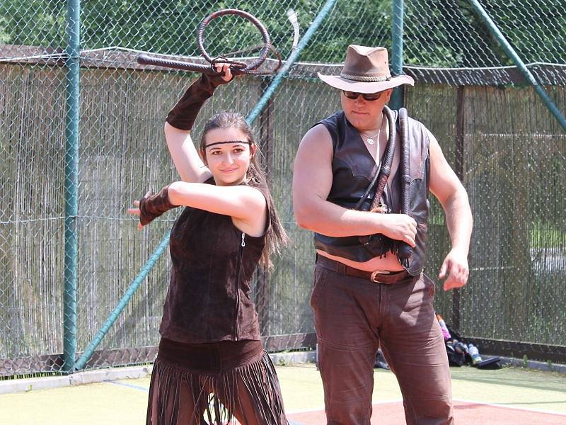 Vystoupení mažoretek, jízda na ponících a westernová šou mistra biče Ladislava Gina Šína byly na programu akce v hotelovém městečku Avalanche v Dolní Moravici.