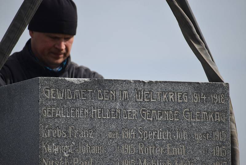 V Hlince před mnoha lety vandal změnil památník padlým  na Bezhlavého rytíře. V restaurátorské dílně rytířovi vrátí tvář, aby se zase stal důstojnou pietou.