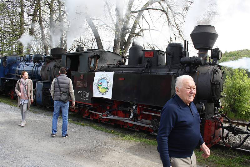 Jan Dokládal býval náčelníkem krnovského Depa v době, kdy pod něj patřila také úzkokolejka Osoblažka. Fotoreportáž ho zachytila v roce 2017, když jako důchodce přijel do Třemešné na zahájení sezony parních vlaků vzpomínat a setkat se s kolegy železničáři.