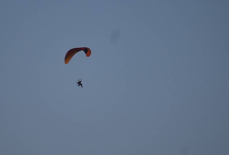 Motorový paragliding je adrenalinový sport,  který můžeme obdivovat také přímo z centra Krnova.