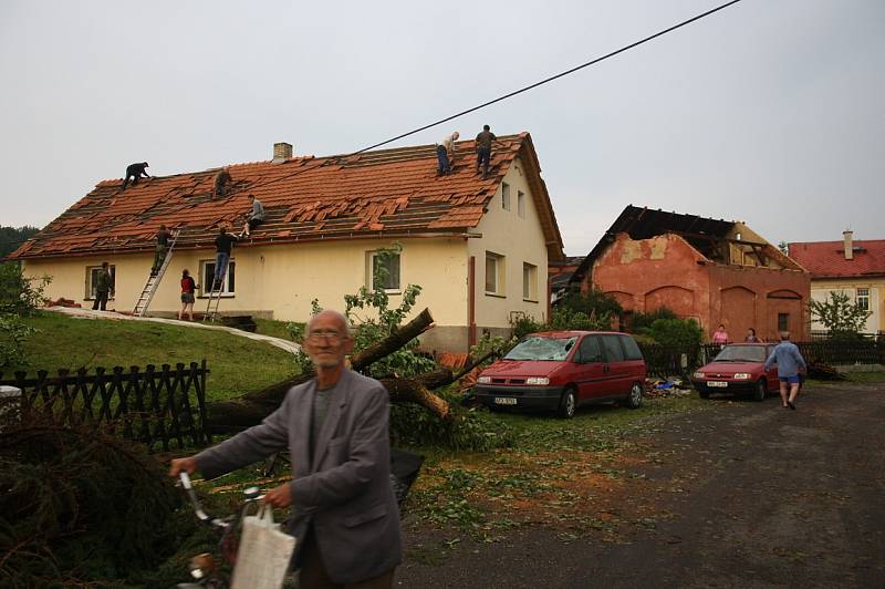 Silná bouřka, doprovázená údajně tornádem, napáchala velké škody.