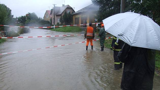 V Opavici u Města Albrechtic zaplavila řeka Opavice silnici a rozdělila tak obec na dvě části.