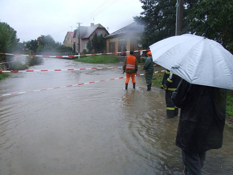 V Opavici u Města Albrechtic zaplavila řeka Opavice silnici a rozdělila tak obec na dvě části.