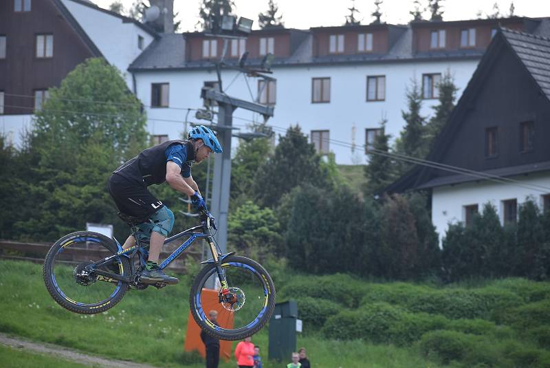 Bikepark Kopřivná v Jeseníkách pojal zahájení sezony jako zábavnou show pro celou rodinu.