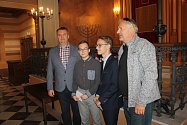 Berlovu cenu převzali nejlepší studenti bruntálského gymnázia v krnovské synagoze.