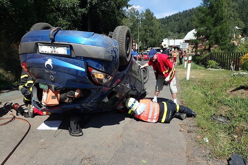 Vyprošťování řidiče renaultu převráceného na střechu v Nových Heřminovech.