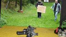 Střílení pod dohledem zkušených instruktorů si v Krnově mohly v sobotu vyzkoušet dospělí bez zbrojního průkazu i děti.