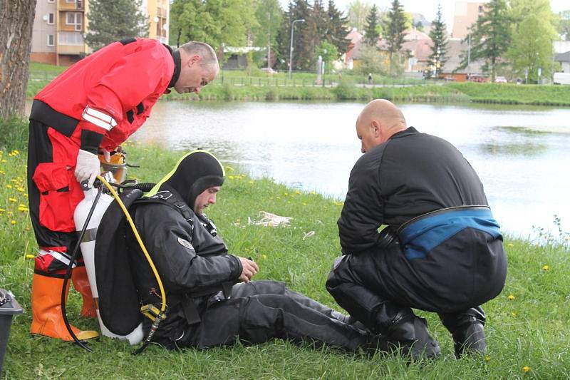 Bruntálský rybník se stal ve středu dějištěm lidské tragédie. Policejní potápěči na břeh vytáhli tělo padesátiletého muže. Příčinu jeho smrti určí teprve soudní pitva.