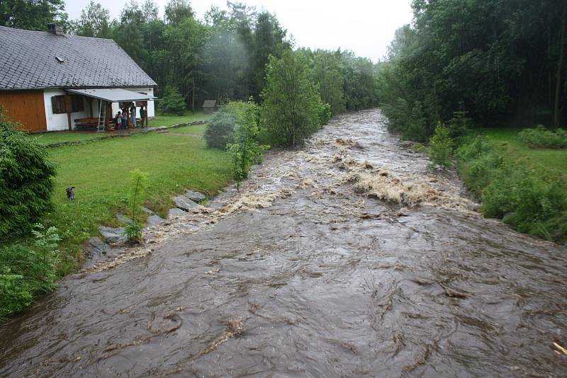 Druhý povodňový stupeň byl vyhlášený na Černé Opavě v Mnichově. První stupeň platí na Opavě v Karlovicích. Velká voda postupuje řekou Opavou níž po proudu.