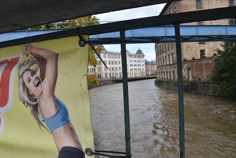 Řeka Opava tentokrát převedla zvýšené průtoky centrem Krnova bez problémů.