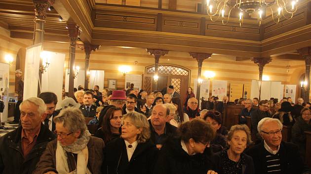 Krnovská synagoga dnes od 19 hodin pořádá pro veřejnost otevřený Kabalat šabat. Ten návštěvníkům ukáže, jaké tradice a obřady jsou spojené s vítáním židovského šabatu neboli svátku šábes.