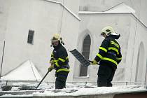 V krnovské škole na Smetanově okruhu hasiči odhrnovali sníh a osekávali rampouchy.