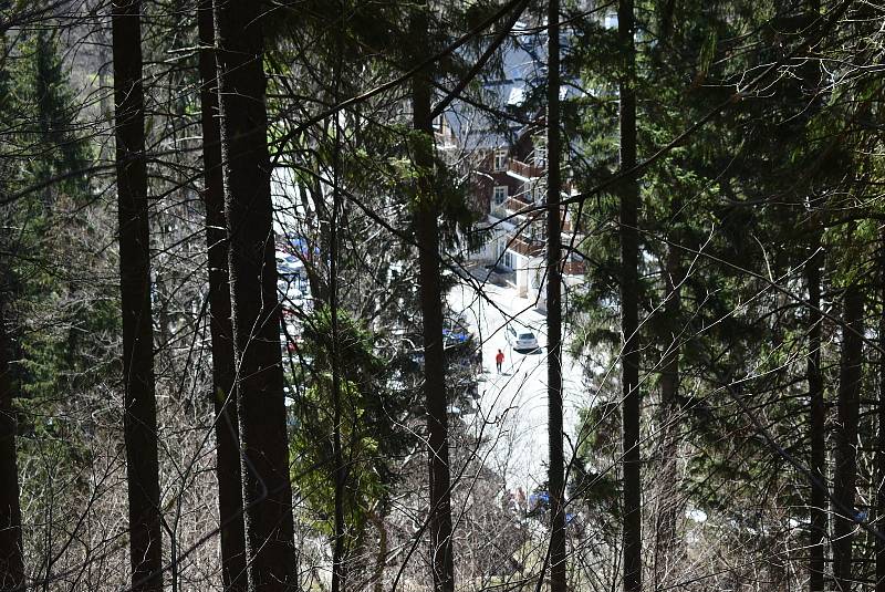 Udělejte si někdy výlet kolem náhonu, který přivádí vodu pro umělý vodopád v Karlově Studánce.