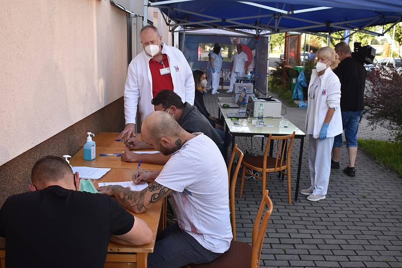 Osoblaha 3. srpna 2021. Občané čekali ve frontě na otevření mobilního očkovacího střediska na osoblažském náměstí. Kolem deváté hodiny už jich bylo naočkovaných přes 60. .