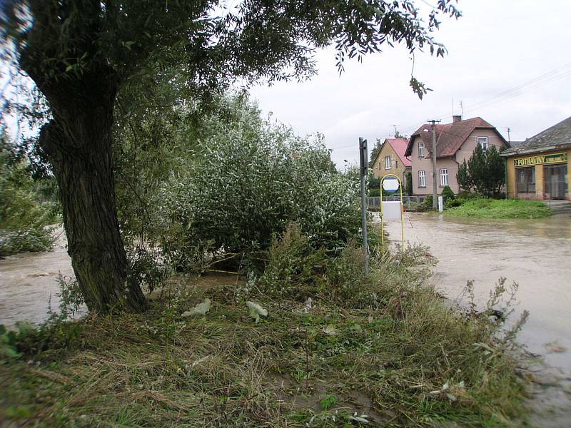 Porovnejme současnou situaci s archivními snímky z Opavice. Autobusová zastávka a zábradlí jsou dnes na stejném místě jako při povodních v roce 2007.