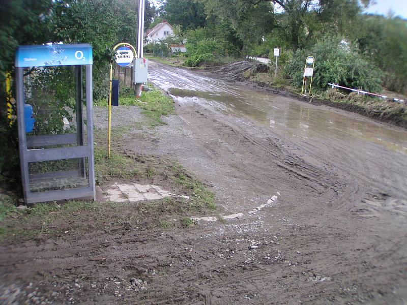 Porovnejme současnou situaci s archivními snímky z Opavice. Autobusová zastávka a zábradlí jsou dnes na stejném místě jako při povodních v roce 2007.