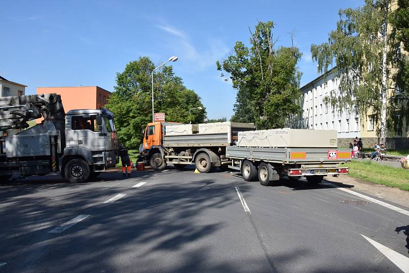 Následky střetu motorky s náklaďákem v Bruntálu byly hrozivé.