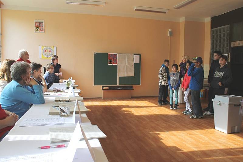 Volební místnost v bruntálské Základní škole v Cihelní ulici v pátek 10. října 2014.