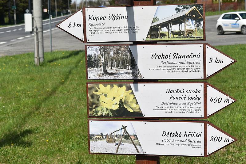 Z nádraží Dětřichov nad Bystřicí leží chtěly spolky vybudovat turistickou a cyklistickou základnu. Pro stát je ale prioritou parkoviště co nejblíž u kolejí. Demolice historického nádraží z roku 1872  právě začíná.