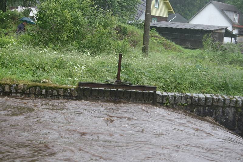 Druhý povodňový stupeň byl vyhlášený na Černé Opavě v Mnichově. První stupeň platí na Opavě v Karlovicích. Velká voda postupuje řekou Opavou níž po proudu.