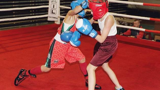 Michal Kotásek, mladý krnovský boxer, bojuje s mistrem ČR Plachetkou.