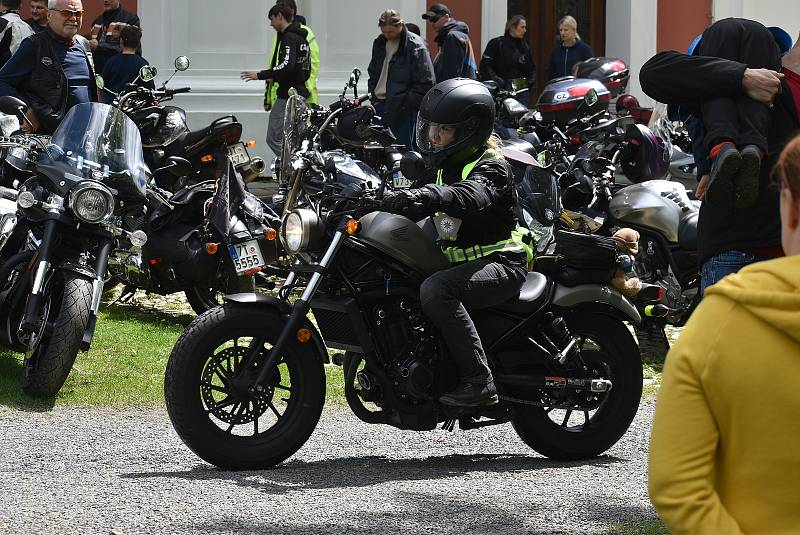 Navzdory deštivé až povodňové předpovědi motorkářům přálo štěstí. V Krnově v poutním kostele na Cvilíně zahájili sezonu modlitbou. Neděle 16. května 2021.