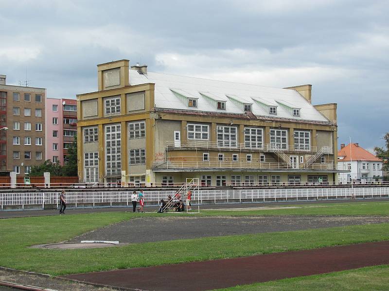 Krnované mají atletický stadion spojený se školními hodinami tělocviku. Od dob, co se zde  cvičily spartakiády, se mnoho nezměnilo.